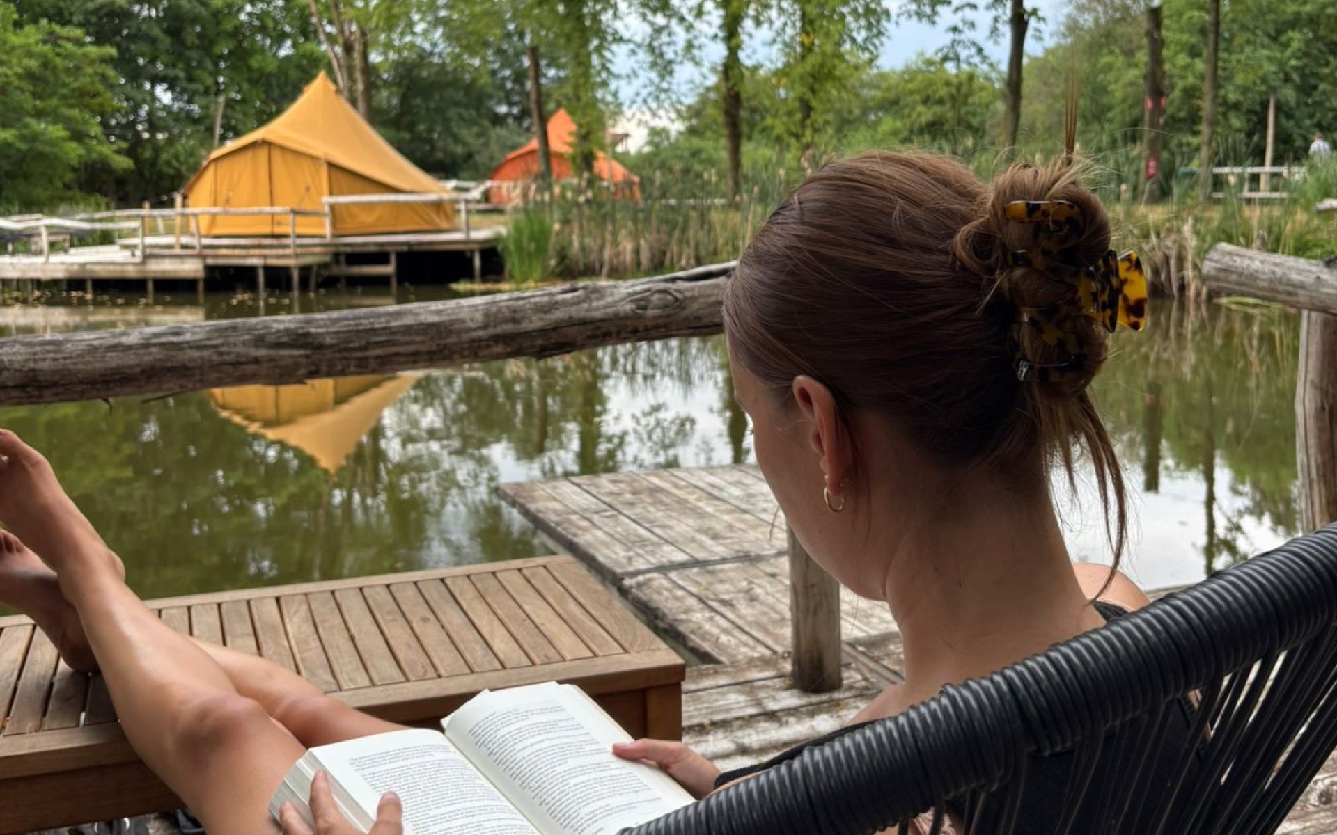 Leesplek bij de vijver op het glampingdomein van Ark van Noë