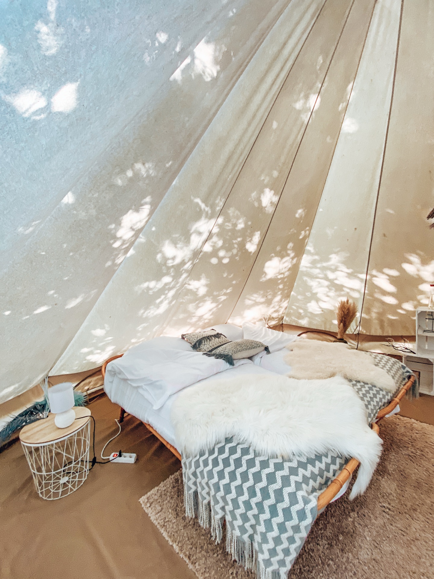 Interieur van een safaritent in de glamping van Ark van Noë
