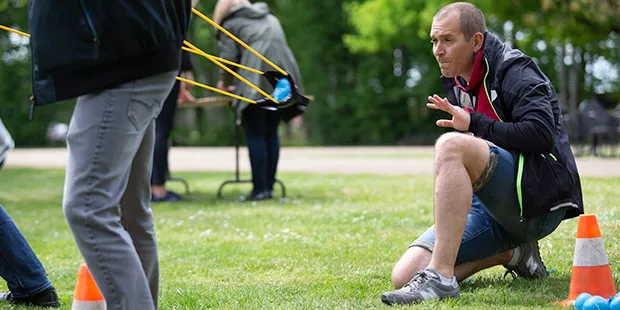 Collega's doen een spel voor hun teambuilding